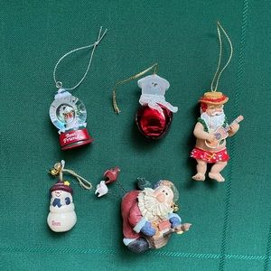 5 piece Christmas ornament lot.